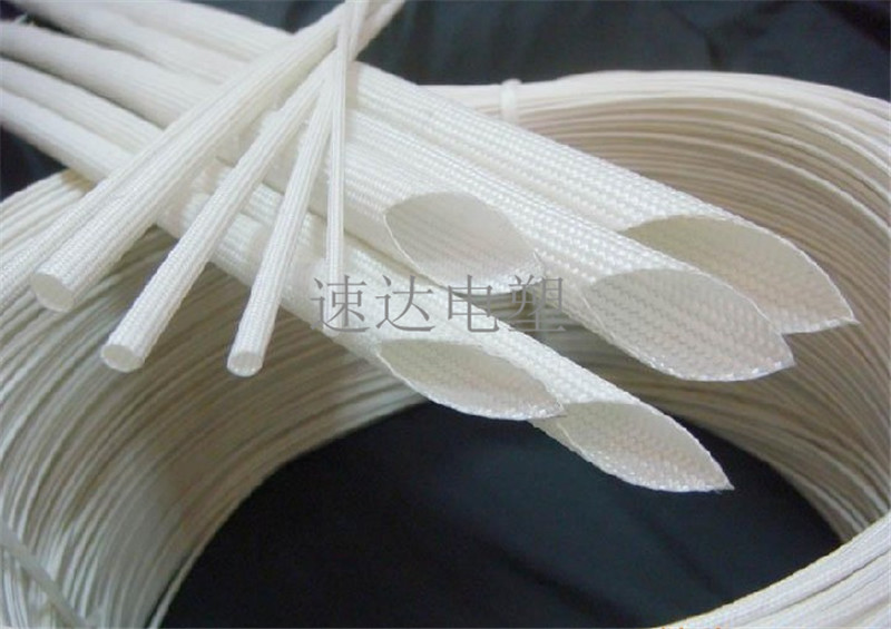【產(chǎn)品說明】矽質(zhì)套管、自熄管硅樹脂玻璃纖維套管（也稱矽質(zhì)套管或自熄管）是以無堿玻璃纖維編織成管狀后浸涂有機硅樹脂，并加熱固化而成。它具有較強的介電性能，較高的耐熱性，良好的自熄性及柔軟性，產(chǎn)品廣泛應(yīng)用于家用電器、電機、電力通訊、電熱制品、照明燈飾、電視及電子儀器的內(nèi)部線集束等絕緣保護。