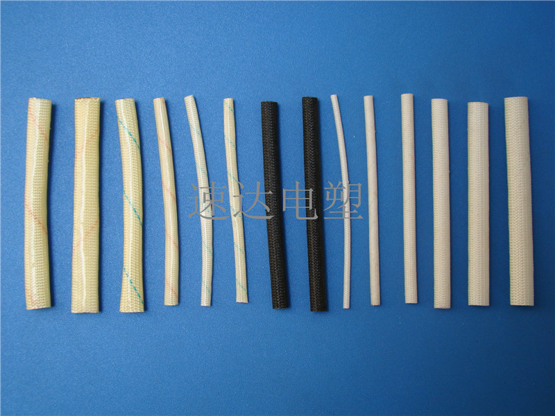 【產(chǎn)品說明】矽質(zhì)套管、自熄管硅樹脂玻璃纖維套管（也稱矽質(zhì)套管或自熄管）是以無堿玻璃纖維編織成管狀后浸涂有機硅樹脂，并加熱固化而成。它具有較強的介電性能，較高的耐熱性，良好的自熄性及柔軟性，產(chǎn)品廣泛應(yīng)用于家用電器、電機、電力通訊、電熱制品、照明燈飾、電視及電子儀器的內(nèi)部線集束等絕緣保護。