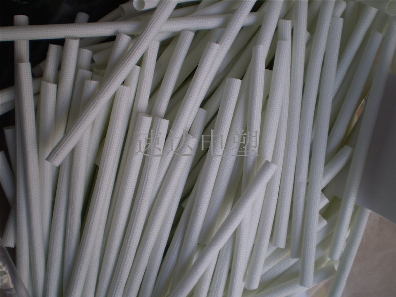 【產(chǎn)品說明】矽質(zhì)套管、自熄管硅樹脂玻璃纖維套管（也稱矽質(zhì)套管或自熄管）是以無堿玻璃纖維編織成管狀后浸涂有機硅樹脂，并加熱固化而成。它具有較強的介電性能，較高的耐熱性，良好的自熄性及柔軟性，產(chǎn)品廣泛應(yīng)用于家用電器、電機、電力通訊、電熱制品、照明燈飾、電視及電子儀器的內(nèi)部線集束等絕緣保護。