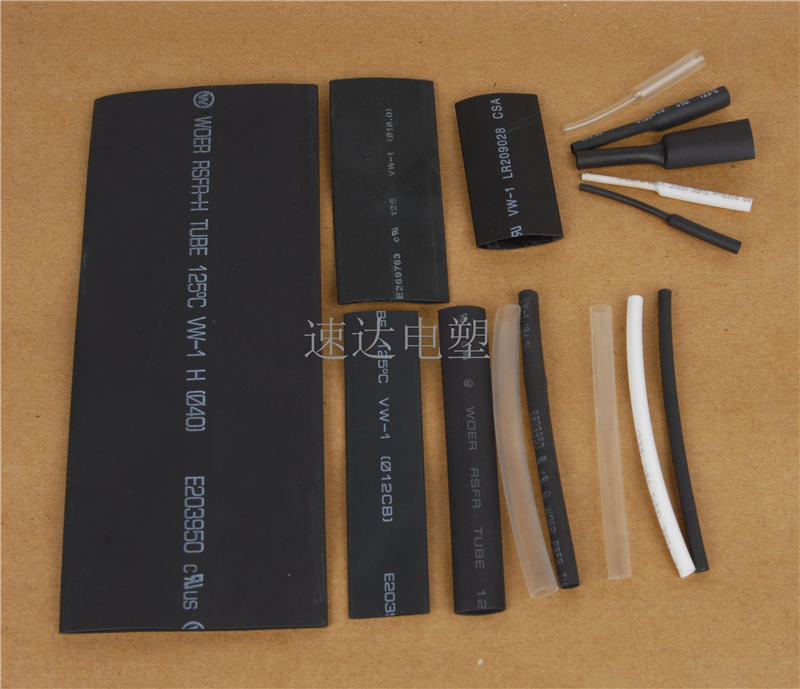 聚乙烯熱縮管是由一種特制的聚烯烴材料制作而成，也可以叫做EVA材質(zhì)的。  性能：具有低溫收縮、柔軟阻燃、絕緣防蝕功能。廣泛應(yīng)用于各種線束、焊點(diǎn)、電感的絕緣保護(hù)，金屬管、棒的防銹、防蝕等。電壓等級(jí)600V。  分析：高分子材料隨著溫度由低到高要經(jīng)歷玻璃態(tài)—高彈態(tài)，玻璃態(tài)時(shí)性能接近塑料，高彈態(tài)時(shí)性能接近橡膠，聚乙烯熱縮管所用材料在室溫下是玻璃態(tài)，加熱后變成高彈態(tài)。