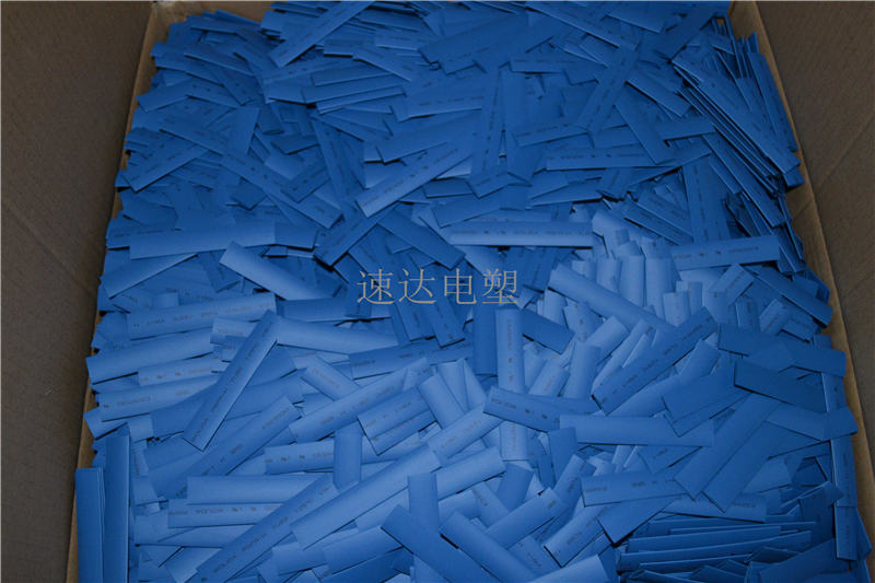 聚乙烯熱縮管是由一種特制的聚烯烴材料制作而成,也可以叫做EVA材質(zhì)的。 性能:具有低溫收縮、柔軟阻燃、絕緣防蝕功能。廣泛應(yīng)用于各種線束、焊點(diǎn)、電感的絕緣保護(hù),金屬管、棒的防銹、防蝕等。電壓等級(jí)600V。 分析:高分子材料隨著溫度由低到高要經(jīng)歷玻璃態(tài)—高彈態(tài),玻璃態(tài)時(shí)性能接近塑料,高彈態(tài)時(shí)性能接近橡膠,聚乙烯熱縮管所用材料在室溫下是玻璃態(tài),加熱后變成高彈態(tài)。 聚乙烯熱縮管是由一種特制的聚烯烴材料制作而成,也可以叫做EVA材質(zhì)的。 性能:具有低溫收縮、柔軟阻燃、絕緣防蝕功能。廣泛應(yīng)用于各種線束、焊點(diǎn)、電感的絕緣保護(hù),金屬管、棒的防銹、防蝕等。電壓等級(jí)600V。 分析:高分子材料隨著溫度由低到高要經(jīng)歷玻璃態(tài)—高彈態(tài),玻璃態(tài)時(shí)性能接近塑料,高彈態(tài)時(shí)性能接近橡膠,聚乙烯熱縮管所用材料在室溫下是玻璃態(tài),加熱后變成高彈態(tài)。