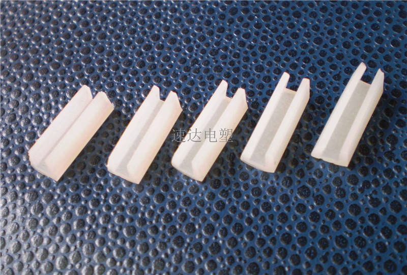 有極好的耐高溫（250-300℃）和耐低溫（-40-60℃）性能，有良好的生理穩(wěn)定性，而且能夠經(jīng)受反復(fù)多次苛刻和消毒條件，具有極佳的回彈性和永久變形小（200℃48小時不大于50%），擊穿電壓為（20-25KV/mm）,耐臭氧，耐紫外、耐輻射等特點 【在電性能方面】在受潮遇水或溫度升高時，變化較小，即使短路燃燒生成的二氧化硅仍為絕緣體，這就保證電氣設(shè)備繼續(xù)工作，所以最適宜制作電線、電纜、引接線；【表面性能】梳水，對許多材料不粘，可起隔離作用；交通運輸、造船工業(yè)中應(yīng)用；汽車上制動器膠帽、皮碗及膠管和密封圈、排氣系統(tǒng)的軸封；火花塞套、點火線、活塞環(huán)等產(chǎn)品配套上使用；轉(zhuǎn)子發(fā)動機動態(tài)用"O"形圈、船用防震件；液壓系統(tǒng)密封件，油封等廣泛用途、、、 、、、