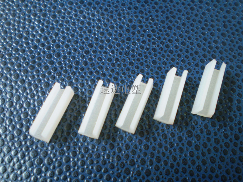 有極好的耐高溫（250-300℃）和耐低溫（-40-60℃）性能，有良好的生理穩(wěn)定性，而且能夠經(jīng)受反復(fù)多次苛刻和消毒條件，具有極佳的回彈性和永久變形?。?00℃48小時不大于50%），擊穿電壓為（20-25KV/mm）,耐臭氧，耐紫外、耐輻射等特點 【在電性能方面】在受潮遇水或溫度升高時，變化較小，即使短路燃燒生成的二氧化硅仍為絕緣體，這就保證電氣設(shè)備繼續(xù)工作，所以最適宜制作電線、電纜、引接線；【表面性能】梳水，對許多材料不粘，可起隔離作用；交通運輸、造船工業(yè)中應(yīng)用；汽車上制動器膠帽、皮碗及膠管和密封圈、排氣系統(tǒng)的軸封；火花塞套、點火線、活塞環(huán)等產(chǎn)品配套上使用；轉(zhuǎn)子發(fā)動機動態(tài)用"O"形圈、船用防震件；液壓系統(tǒng)密封件，油封等廣泛用途、、、 、、、