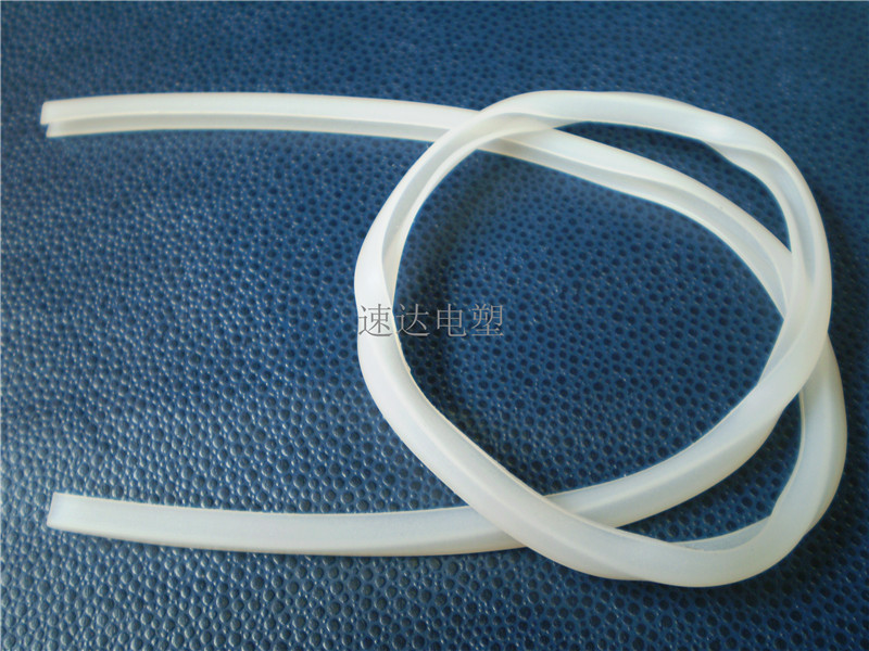 有極好的耐高溫（250-300℃）和耐低溫（-40-60℃）性能，有良好的生理穩(wěn)定性，而且能夠經(jīng)受反復(fù)多次苛刻和消毒條件，具有極佳的回彈性和永久變形?。?00℃48小時不大于50%），擊穿電壓為（20-25KV/mm）,耐臭氧，耐紫外、耐輻射等特點 【在電性能方面】在受潮遇水或溫度升高時，變化較小，即使短路燃燒生成的二氧化硅仍為絕緣體，這就保證電氣設(shè)備繼續(xù)工作，所以最適宜制作電線、電纜、引接線；【表面性能】梳水，對許多材料不粘，可起隔離作用；交通運輸、造船工業(yè)中應(yīng)用；汽車上制動器膠帽、皮碗及膠管和密封圈、排氣系統(tǒng)的軸封；火花塞套、點火線、活塞環(huán)等產(chǎn)品配套上使用；轉(zhuǎn)子發(fā)動機動態(tài)用"O"形圈、船用防震件；液壓系統(tǒng)密封件，油封等廣泛用途、、、 、、、