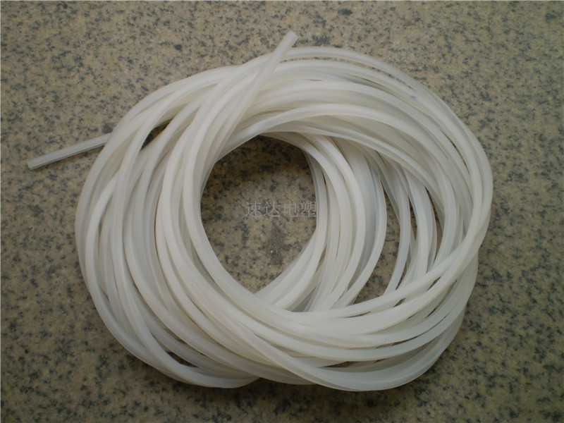 有極好的耐高溫（250-300℃）和耐低溫（-40-60℃）性能，有良好的生理穩(wěn)定性，而且能夠經(jīng)受反復(fù)多次苛刻和消毒條件，具有極佳的回彈性和永久變形小（200℃48小時不大于50%），擊穿電壓為（20-25KV/mm）,耐臭氧，耐紫外、耐輻射等特點 【在電性能方面】在受潮遇水或溫度升高時，變化較小，即使短路燃燒生成的二氧化硅仍為絕緣體，這就保證電氣設(shè)備繼續(xù)工作，所以最適宜制作電線、電纜、引接線；【表面性能】梳水，對許多材料不粘，可起隔離作用；交通運輸、造船工業(yè)中應(yīng)用；汽車上制動器膠帽、皮碗及膠管和密封圈、排氣系統(tǒng)的軸封；火花塞套、點火線、活塞環(huán)等產(chǎn)品配套上使用；轉(zhuǎn)子發(fā)動機動態(tài)用"O"形圈、船用防震件；液壓系統(tǒng)密封件，油封等廣泛用途、、、 、、、
