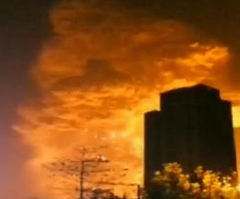 震撼,【冒死拍攝】天津爆炸現(xiàn)場近距離圖片,1000多臺全新汽車被燒融掉了 震撼,【冒死拍攝】天津爆炸現(xiàn)場近距離圖片,1000多臺全新汽車被燒融掉了